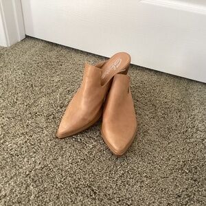 Sbicca camel colored pointy mule in size 8